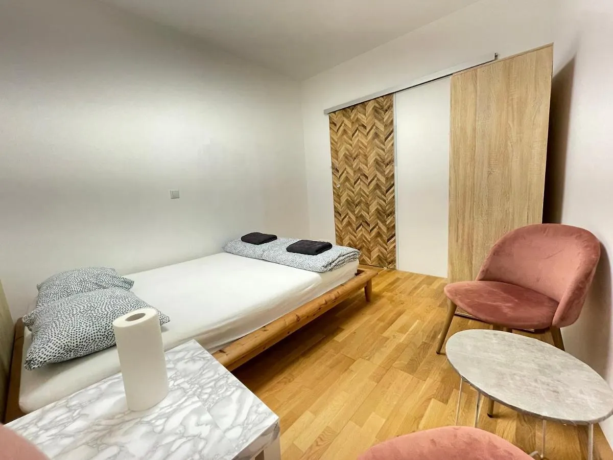 Nice Rooftop Hostel Vienna Homestay